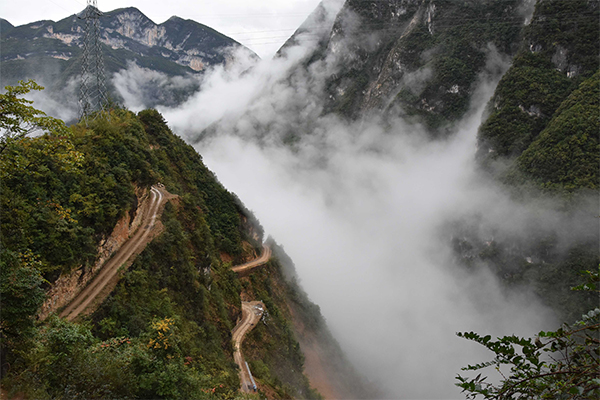 1.重庆集大城市、大农村、大山区、大库区和少数民族地区于一体，85%以上的贫困人口集中在秦巴山片区、武陵山片区。“山高石头多，出门就爬坡，对山喊得应，要走半天多”，这是重庆市贫困山区的真实写照。图为重庆市巫山县竹贤乡下庄村硬化前的下庄路旧貌。（王忠虎 摄）.jpg