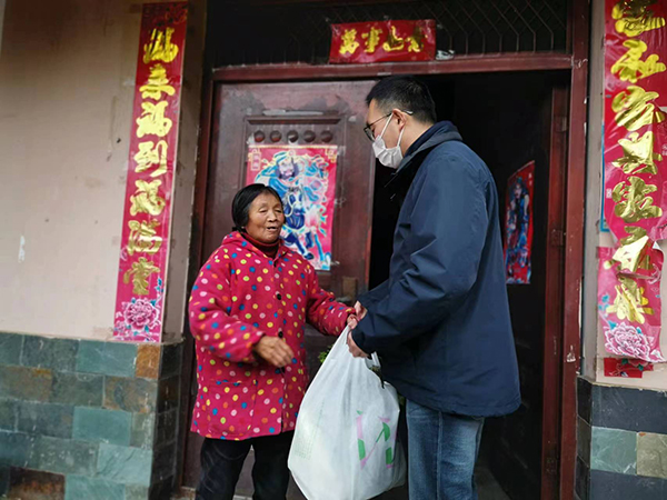 20230324167962611011.jpg 李立亮看望困难村民.jpg