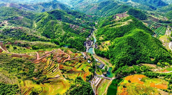 饭坡镇洛沟村全景俯瞰图.jpg