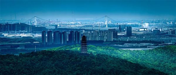 从香山看江阴长江大桥 李正 摄2023年7月拍摄于江苏省张家港市香山风景区.jpg