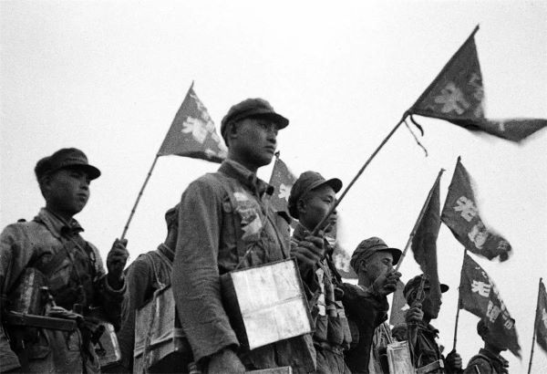 渡江战役  邹健东  摄1949年4月，中国人民解放军第三野战军59师突击队准备将渡江先锋的红旗插到长江南岸去。.jpg