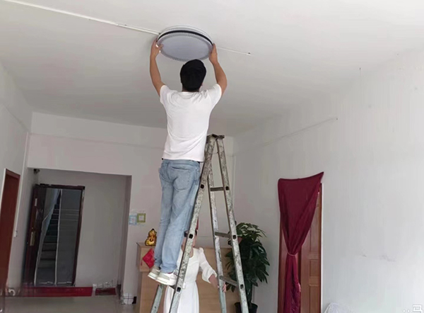 志愿者王中稳为残疾人维修照明灯具.jpg