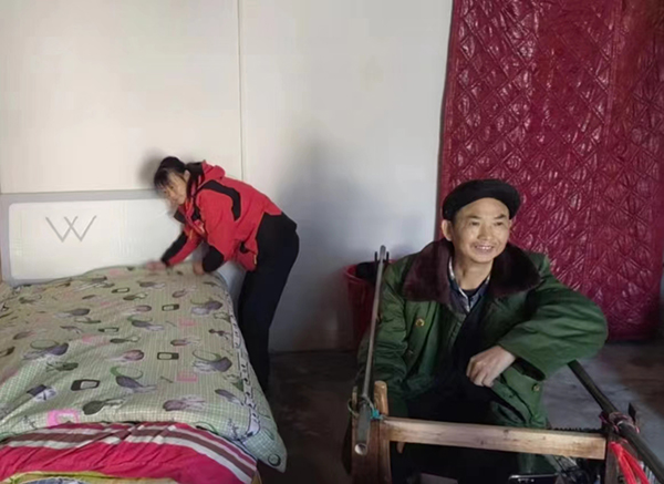 志愿者为残疾人王顶才家庭助洁.jpg