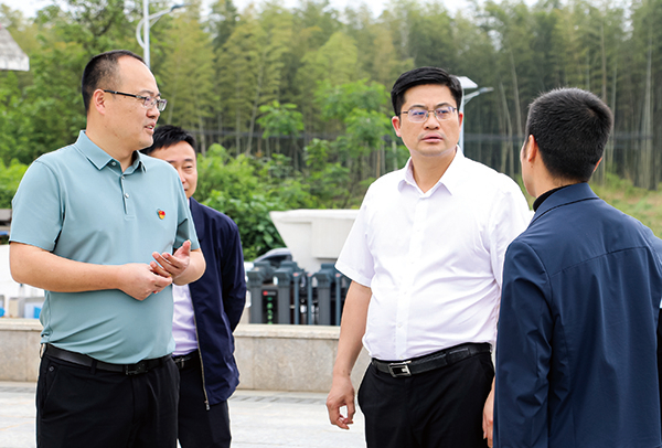 城步苗族自治县委书记余勋伟（右二）在该县第二中学调研督导社会事务进校园减负工作。 (2).jpg