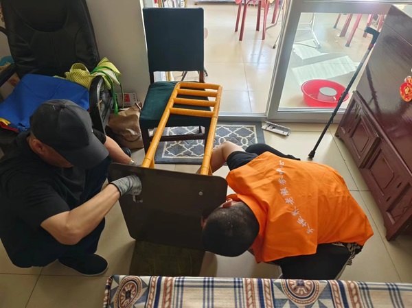 为老人安装床边落地扶手.jpg