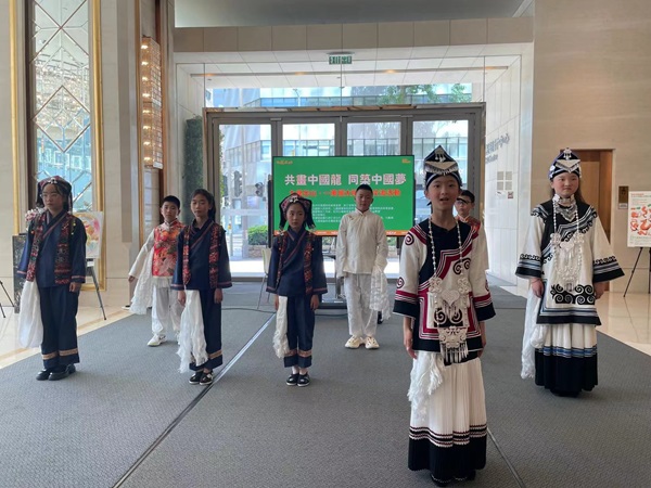 甘孜九龙孩子们带来民族表演.jpg