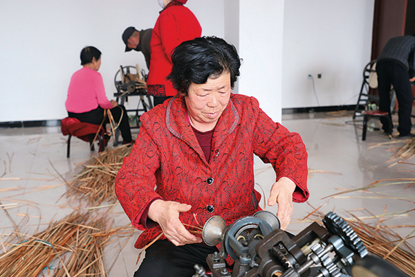 突泉县不断加强和完善搬迁群众培训和就业服务体系，图为该县开展的草绳编制培训活动现场。 (2).jpg