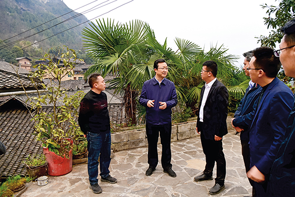 20240919172671714498.jpg 酉阳县委书记祁美文(左二)在何家岩村和村干部共商发展大计。 (2).jpg