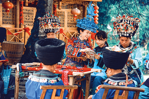 20240919172671736046.jpg 村民在何家岩村苗绣工坊学习传统刺绣技艺,实现就业增收。 (2).jpg