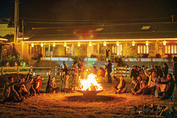 20240920172681761535.jpg 今年5月,黄山市黟县丰梧村的篝火晚会。 (2).jpg