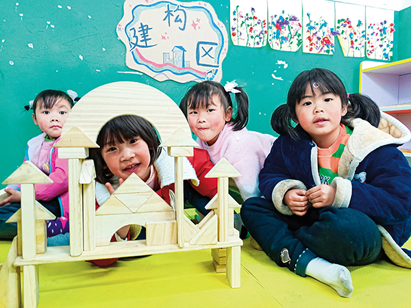 2023年12月，盐津县庙坝镇茨竹幼儿园的小朋友在做游戏。 (2).jpg