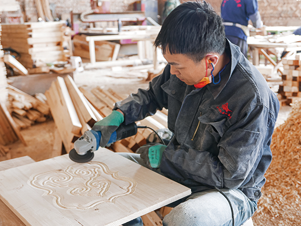 木构件加工厂工人正在进行雕刻件作业。石凯摄.jpg