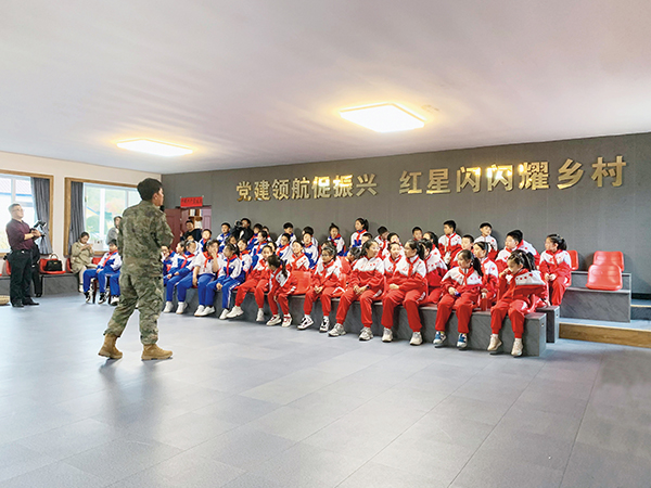 安图县小学生在红星村开展研学活动。 (2).jpg