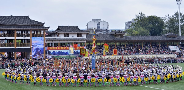 图2：各民族同胞载歌载舞欢庆斗马节.jpg
