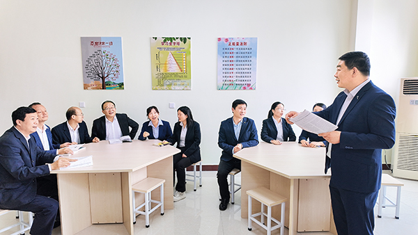 南京市溧水区“组团式”帮扶商南县高级中学。图为两地教师在备课室集体备课。 (2).jpg