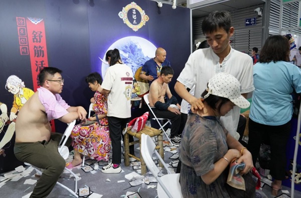 罗云纪与苗达木：六千双手托起的保靖苗药春天	