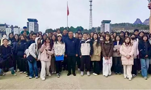 暴雨过后，新城子镇的玉米又站起来了
