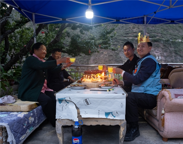 苹果园里的生日宴：一位驻村干部的民族团结答卷