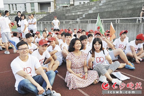 三一集团轮值董事长夫妇的公益十年： 从“捐钱”到“育心”