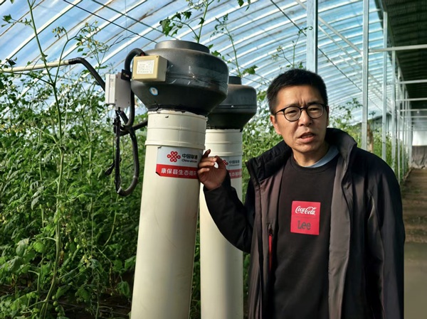 壹贰农业发展（康保）有限公司董事长王鑫介绍温室自动调节器。 朱峰 摄.jpg
