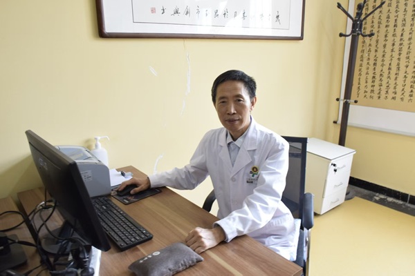 昆仑医魂 大漠情长——北京援疆医生贺保卫纪事