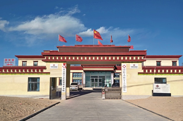由中国联通援建的革吉县中心医院擦咔分院外景。 朱峰_摄.jpg