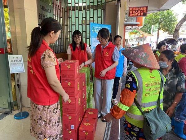 20260123176913266758.jpg 为户外工作者送“清凉”.JPG