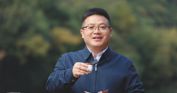 利川市委书记熊翔推介利川红茶。.png