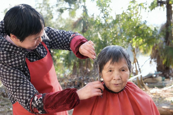 一剪一映定格幸福年，乡村干部为老人送“年味礼包”