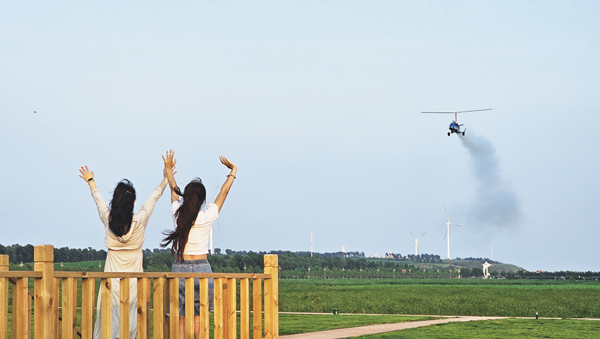 2024年7月，游客在“查干湖首届航空文化旅游季”活动中观看飞行表演。 王佳亮_摄.png