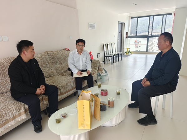 李玉权：教育铺就小康路  奋斗点亮新生活