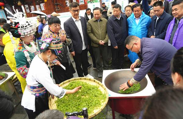 湖南保靖：非遗村茶大晒 三代同锅，万里同香