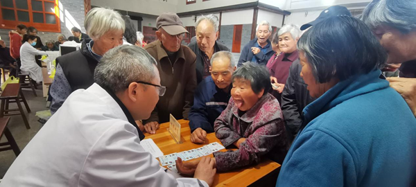“家门口能享受免费专家门诊，真是方便又省心。”  