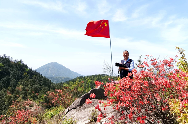 门板支桌昔挥毫 镜头为乡立新传——刘建平36载幕阜山下新闻人生