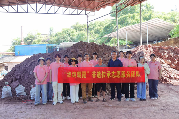 从揉泥到炼土，这群大学生要为苗寨搭一座“废枝变釉”的窑