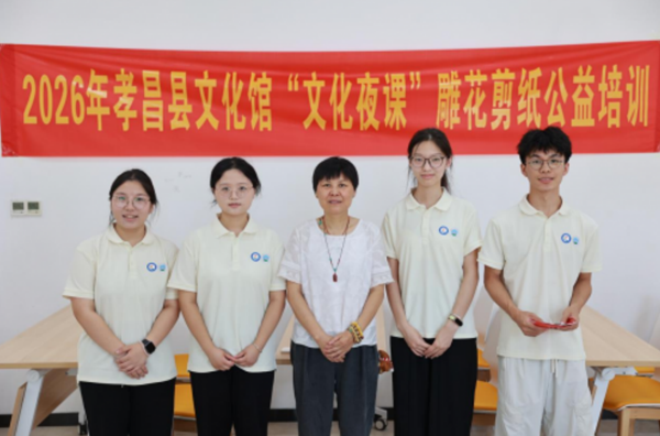 纸上镂锦绣 薪火续千年——探访孝感雕花剪纸非遗传承人严咏梅老师