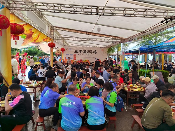 永平黄焖鸡，从地方风味裂变为带动县域经济的大产业（摄于2025年10月1日）.jpg