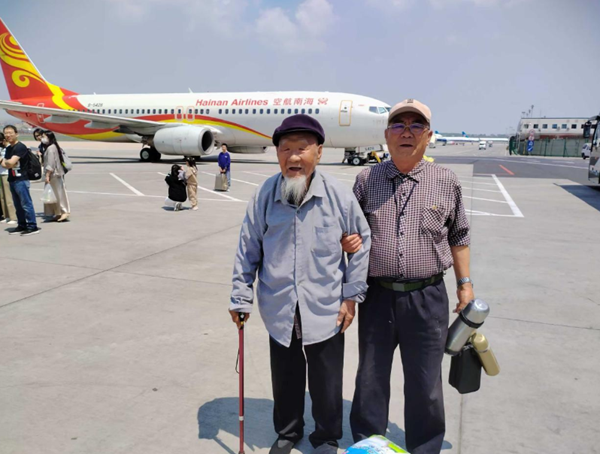 山东寿光贾庆明的特殊孝心：“我陪100多岁的父亲去旅行”