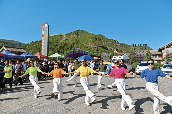 岢岚县乡村文化旅游季，游客在宋长城国家3A级旅游景区，载歌载舞。.png